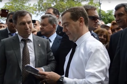 Медведев - крымским пенсионерам: денег нет, но вы держитесь