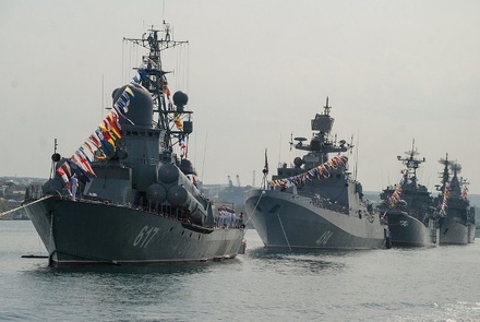 Медведев принимает участие в торжествах в Севастополе по случаю дня ВМФ