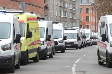 Власти Санкт-Петербурга объяснили очереди из машин скорой помощи у стационаров