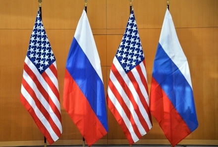 В Кремле назвали угрозы США новыми санкциями против РФ артподготовкой перед встречами