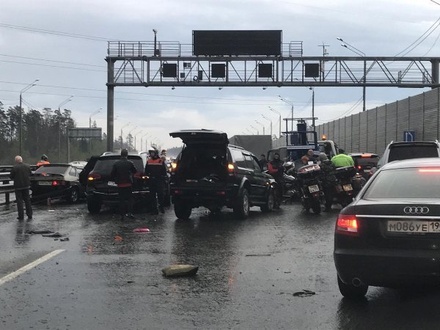 В массовом ДТП на Новорижском шоссе в Подмосковье пострадали три человека