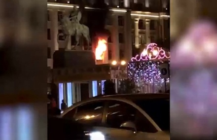 В доме у памятника Юрию Долгорукому на Тверской улице в центре Москвы начался пожар