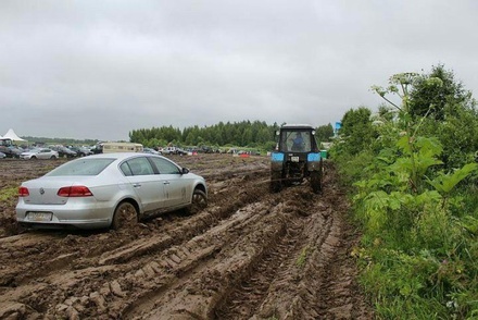 Автомобили гостей «Нашествия» достают из грязи при помощи тракторов