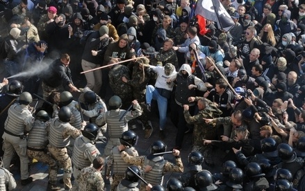 После беспорядков у здания Рады МВД Украины задержало более 20 человек