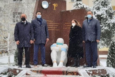 В Махачкале открыли памятник погибшим в борьбе с коронавирусом медработникам