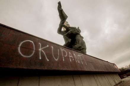 Посольство РФ в Латвии назвало кощунством осквернение памятника советским воинам