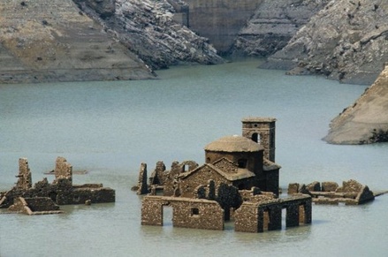 В Италии решили восстановить деревню на дне озера	