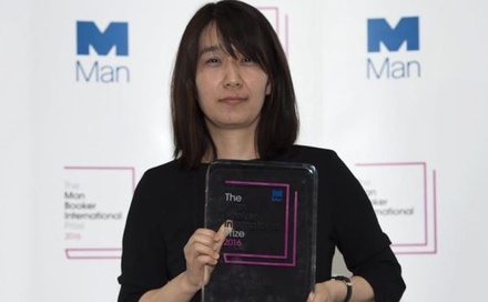 Международного Букера получила южнокорейская писательница Хан Канг
