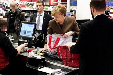 Ангела Меркель сходила в берлинский супермаркет накануне Рождества