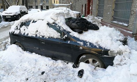 На севере Москвы работники ЖКХ разбили машину, скинув на неё глыбу льда
