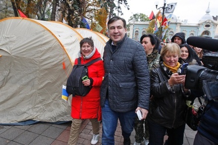 Михаил Саакашвили поселился в палатке возле Верховной Рады