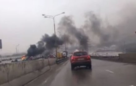 На Новорижском шоссе загорелся микроавтобус