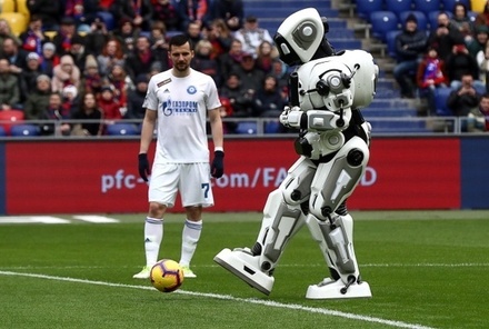 Робототехник предложил переименовать «робота Алёшу» в «андроида»