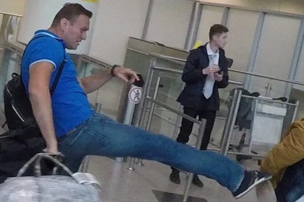На Навального напали со связкой сарделек