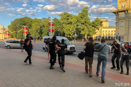Силовики точечно задерживают прохожих в центре Минска