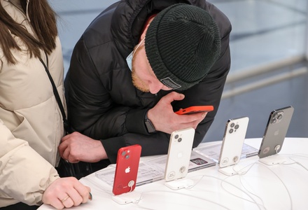 Спрос на iPhone в России за год упал почти вдвое