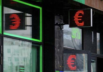 Евро приблизился к отметке 73 рубля на торгах Московской биржи