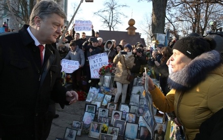 Порошенко освистали во время возложения цветов в честь погибших на «Евромайдане»