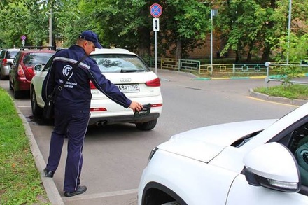 В Москве таксист сбил выписывавшего ему штраф инспектора МАДИ