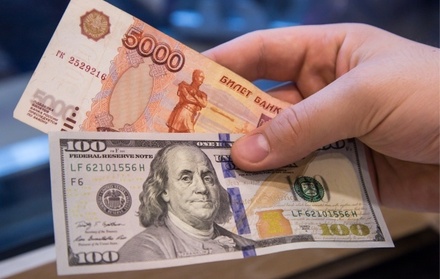 Курс доллара вновь поднялся выше 64 рублей на фоне падения цен на нефть