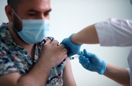 Власти Москвы призвали сделать прививку от COVID-19 независимо от наличия антител