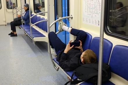 Эксперт по этикету объяснила усталостью нежелание мужчин уступать место в общественном транспорте 