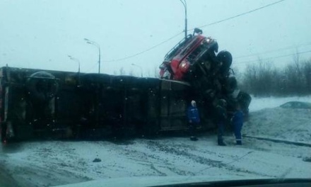 На Дмитровском шоссе случился транспортный коллапс из-за перевернувшейся фуры