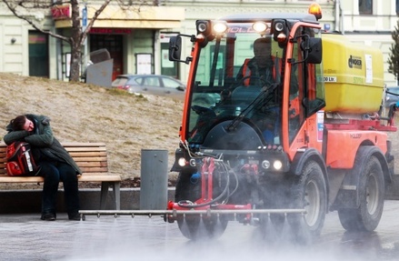 Коммунальные службы Москвы выполнили половину работ по уборке города после зимы