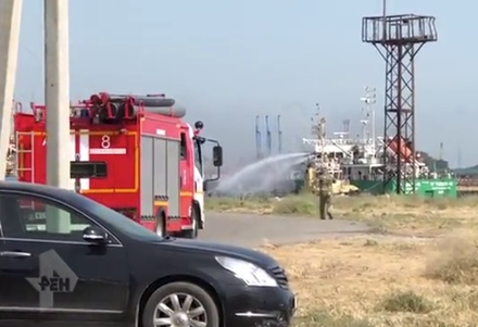 На танкере в порту Махачкалы прогремел взрыв