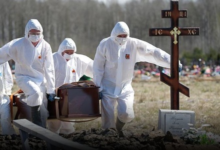 В РПЦ не сочли оскорбительным решение хоронить умерших от COVID-19 в гробах со стеклянными крышками