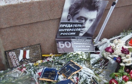 Испортившие мемориал Немцова опасаются терактов на месте убийства политика