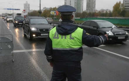 Водитель Mercedes протаранил 10 автомобилей на Новорижском шоссе в Москве