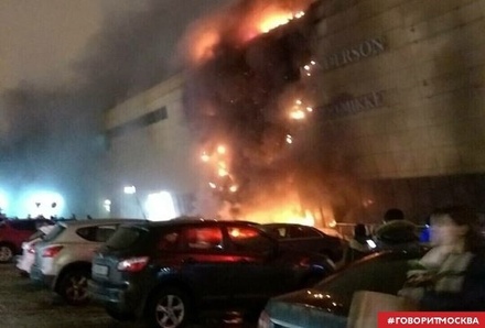 В Москве пожарные не могли подъехать к горящему ТРЦ «РИО» из-за пробок и припаркованных авто