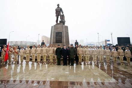 В Оренбурге открыли памятник вызвавшему на себя огонь в Сирии спецназовцу