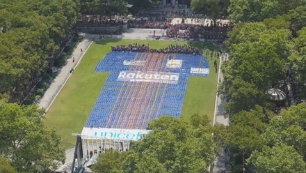 Три тысячи болельщиков «Барселоны» выложили гигантскую майку команды в Нью-Йорке