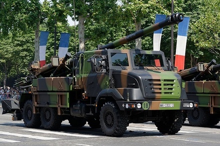 Франция объявила о планах нарастить выпуск гаубиц Caesar и ракет Mistral