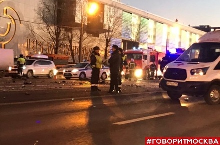 В результате ДТП на Кутузовском проспекте в Москве погиб водитель такси