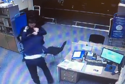 Опубликовано видео избиения менеджера «Победы» опоздавшим пассажиром