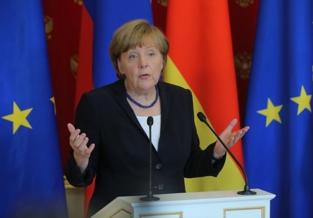 Меркель не видит условий для обсуждения новой программы помощи Греции