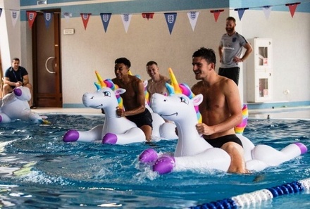 Игроки сборной Англии устроили заплыв с надувными единорогами