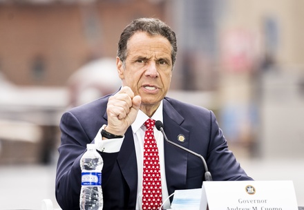 Губернатора штата Нью-Йорк обвинили  в сексуальных домогательствах
