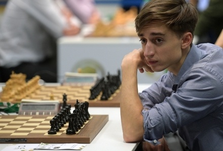 Российский шахматист Даниил Дубов проиграл партию в турнире из-за отказа надеть маску
