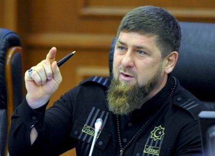 Кадыров потребовал у бросившего банку в подростка фаната ФК «Ахмат» явиться в Грозный