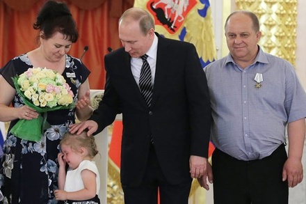 Родители объяснили, почему их 4-летняя дочь расплакалась на приёме у Путина