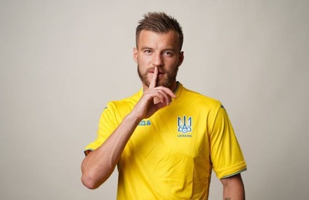 На форме футбольной сборной Украины появилось приветствие «Слава Украине»