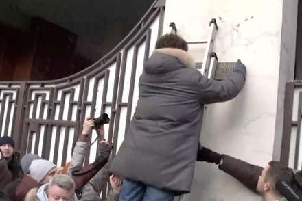В центре Москвы установили памятную табличку Борису Немцову