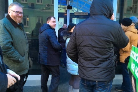 Милонов назвал клопами участников пикета партии «Яблоко» против антисемитов