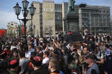 На несогласованной акции протеста в Москве задержали около 300 человек