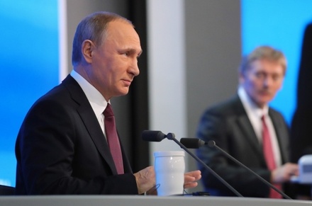 Песков заявил, что стоит задуматься о правовых способах защиты чести президента РФ