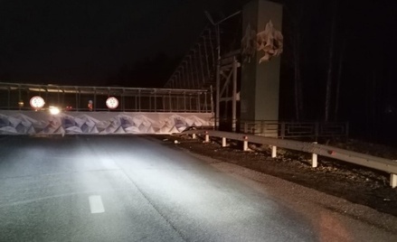 Пешеходный мост рухнул на трассе в пригороде Екатеринбурга